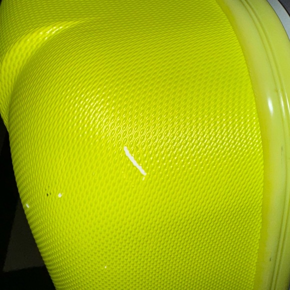 Neon yellow suitcases - Picture 13 of 14